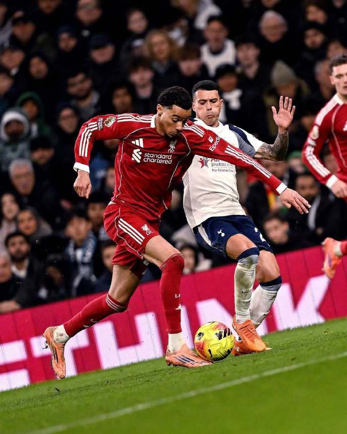 利物浦险胜热刺仍有问题，单场两张红牌被质疑，魔鬼赛程仍有冷